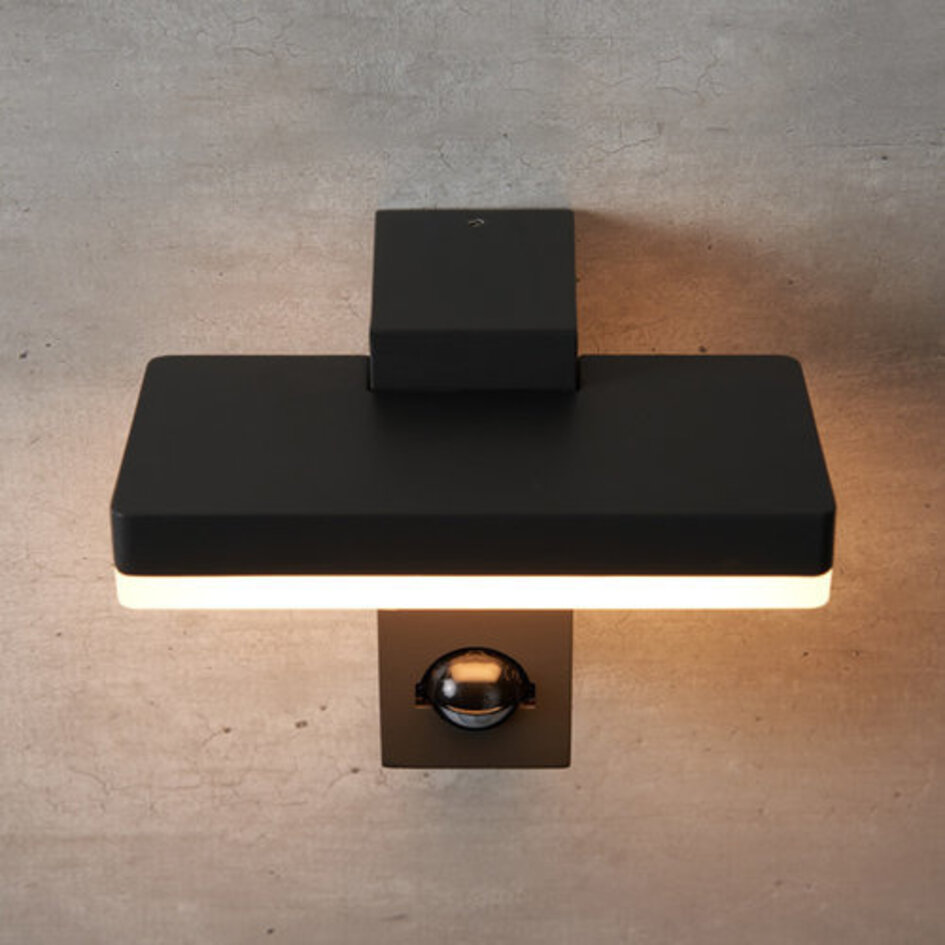 Vägglampa svart med sensor - Roberto