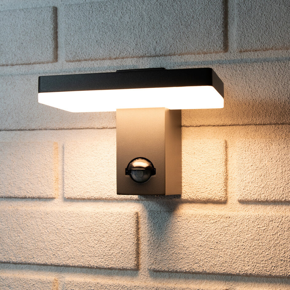 Vägglampa svart med sensor - Roberto