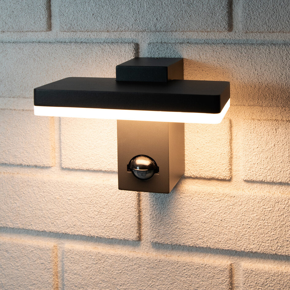 Vägglampa svart med sensor - Roberto