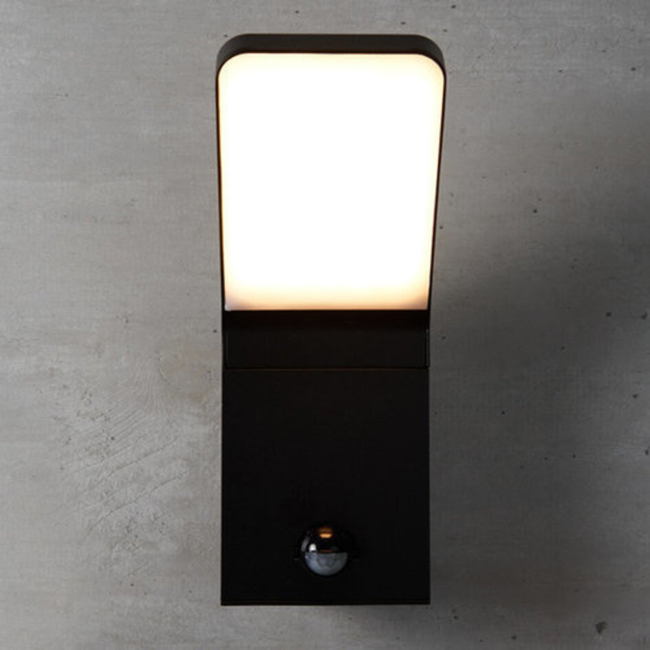 Svart vägglampa Franco med sensor