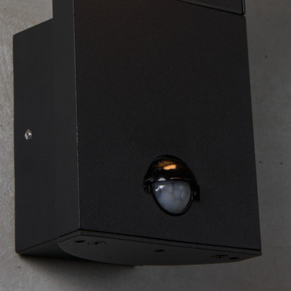Svart vägglampa Franco med sensor