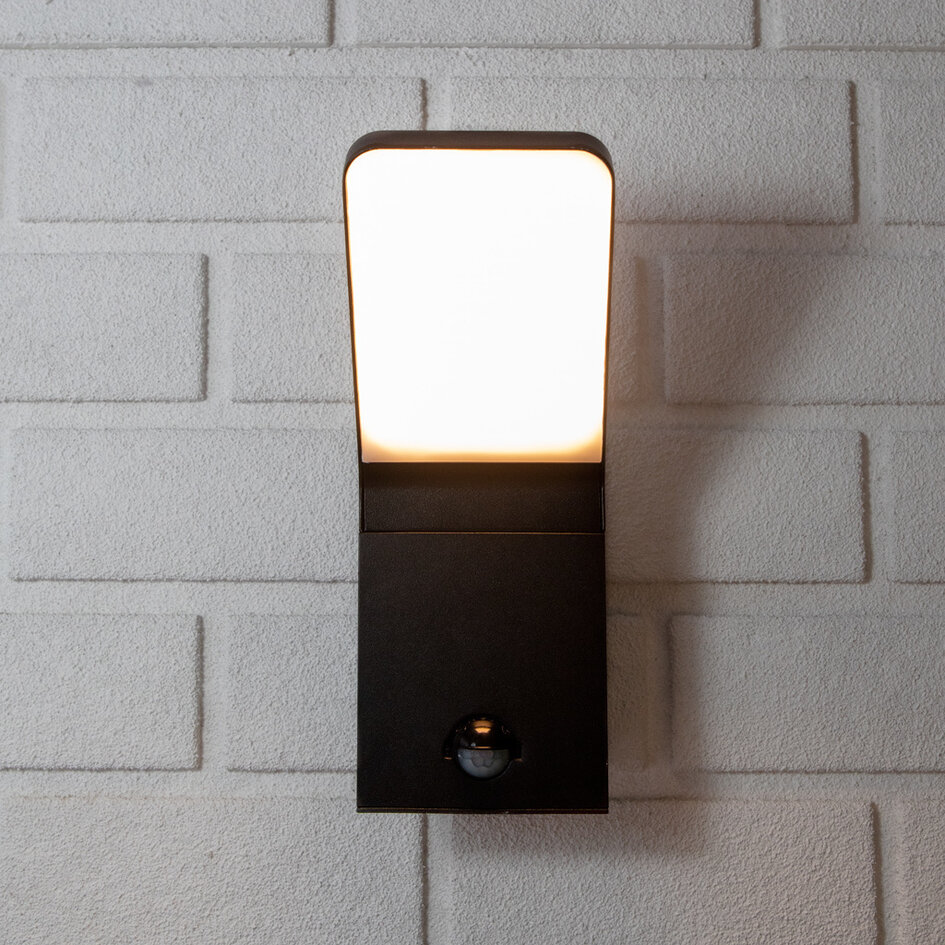 Svart vägglampa Franco med sensor