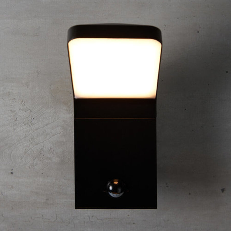 Svart vägglampa Franco med sensor