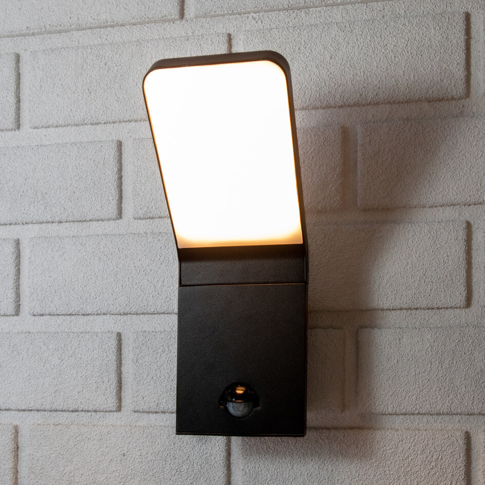 Svart vägglampa Franco med sensor