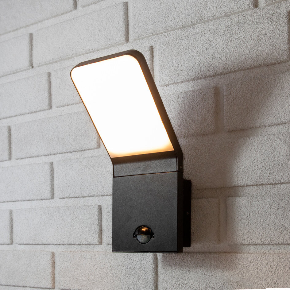 Svart vägglampa Franco med sensor