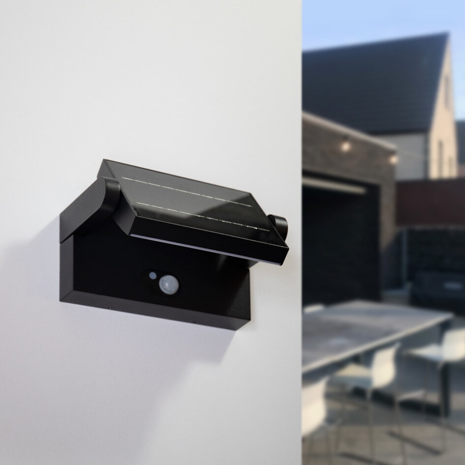 Justerbar vägglampa Berlin med solcell och sensor - svart