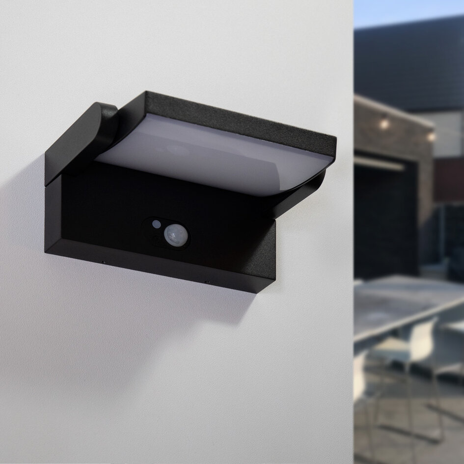 Justerbar vägglampa Berlin med solcell och sensor - svart