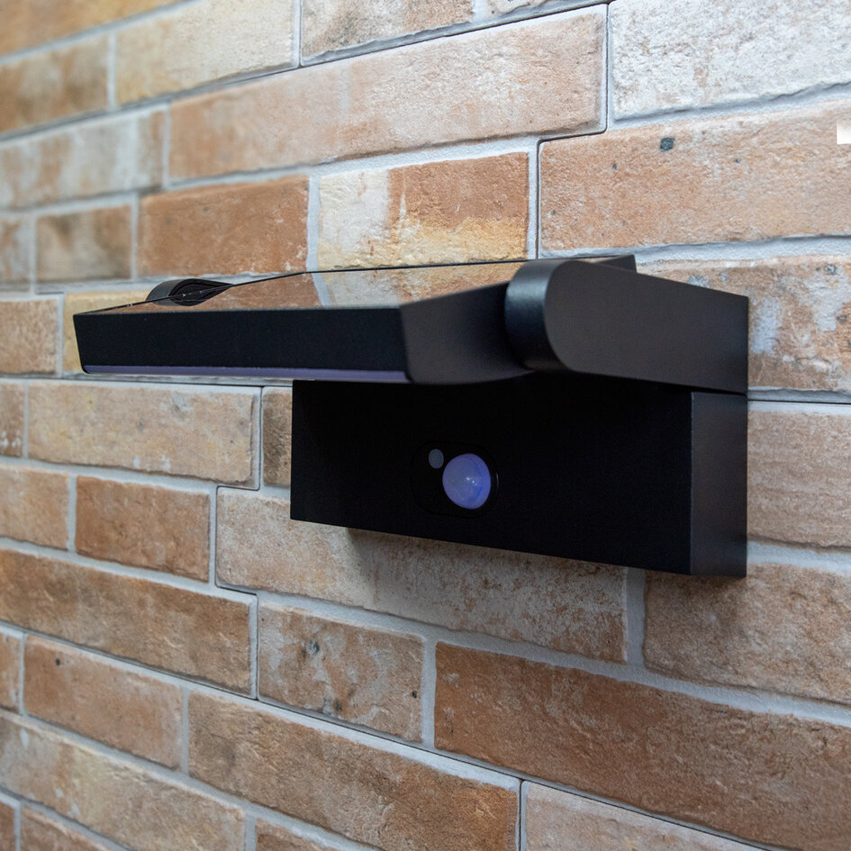 Justerbar vägglampa Berlin med solcell och sensor - svart