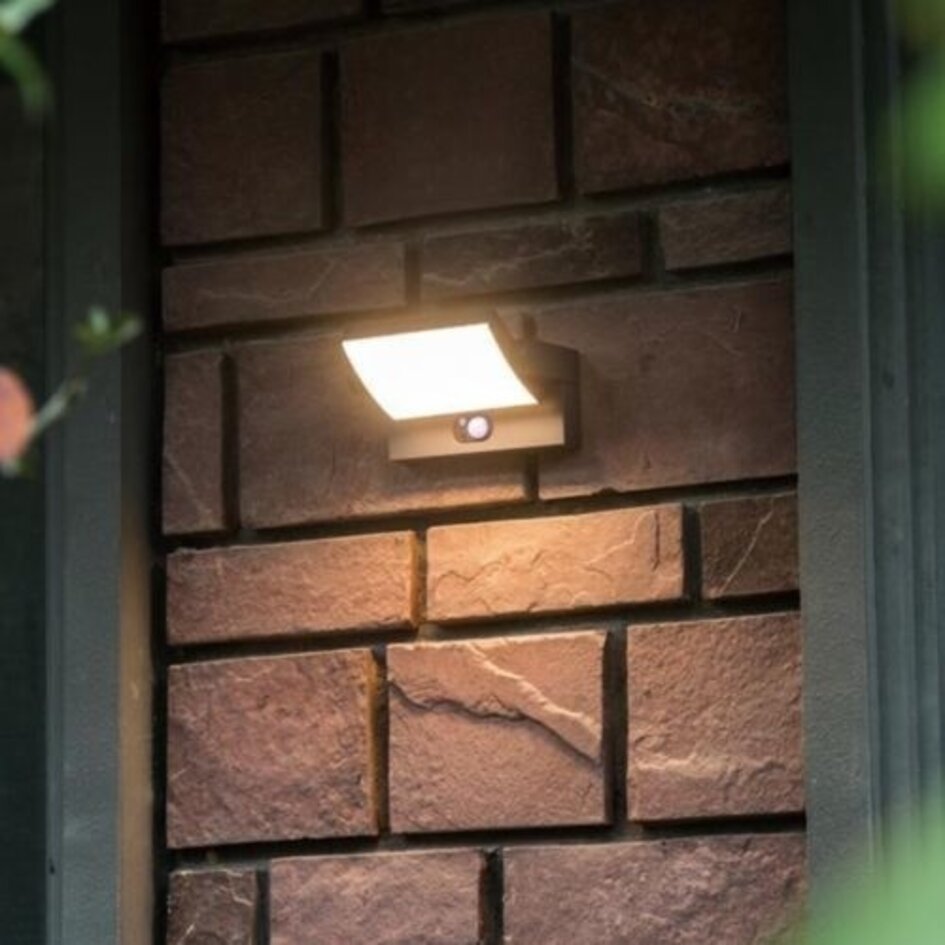 Justerbar vägglampa Berlin med solcell och sensor - svart