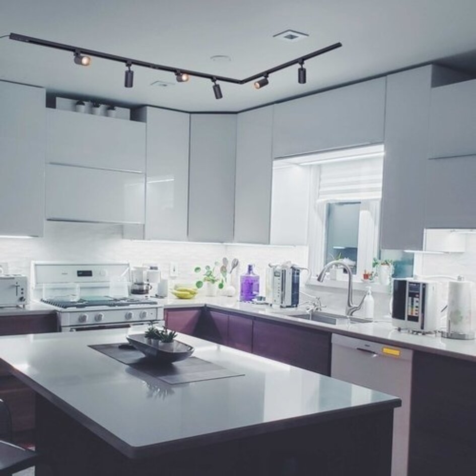 Modernes 3-Phasen-Gleissystem mit Juno-Spots