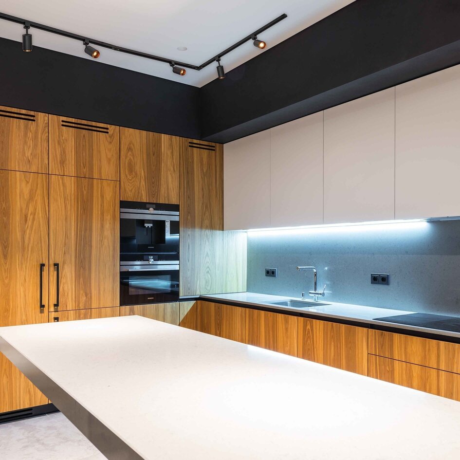 Modernes 3-Phasen-Stromschienensystem mit Jade-Scheinwerfern