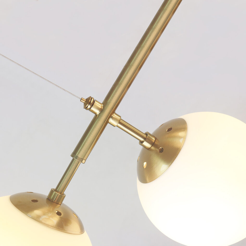 Design hanglamp Hepta gouden frame en melkwit glas