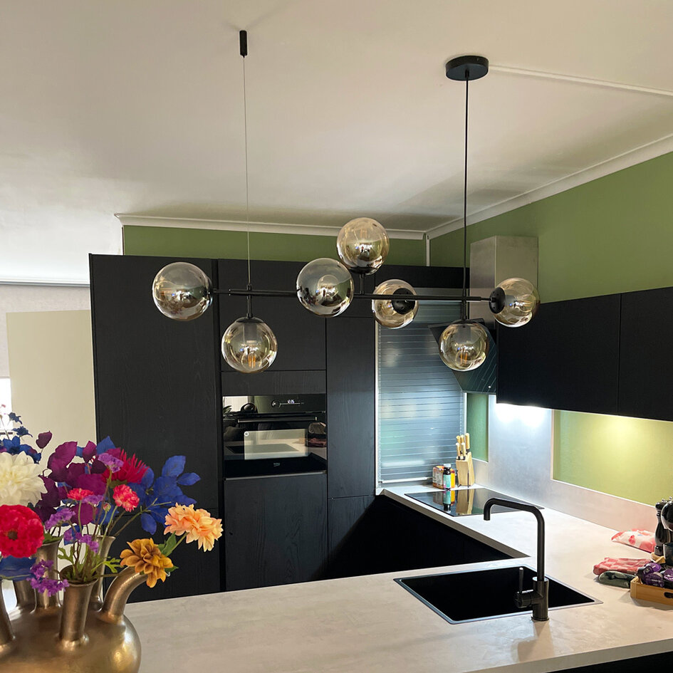 Design hanglamp Hepta zwart frame en amber glas