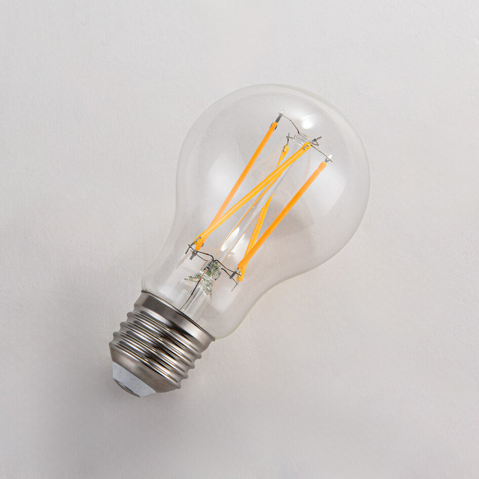 Filament-LED-lampa dim-to-warm 7 och 9 watt, klart glas