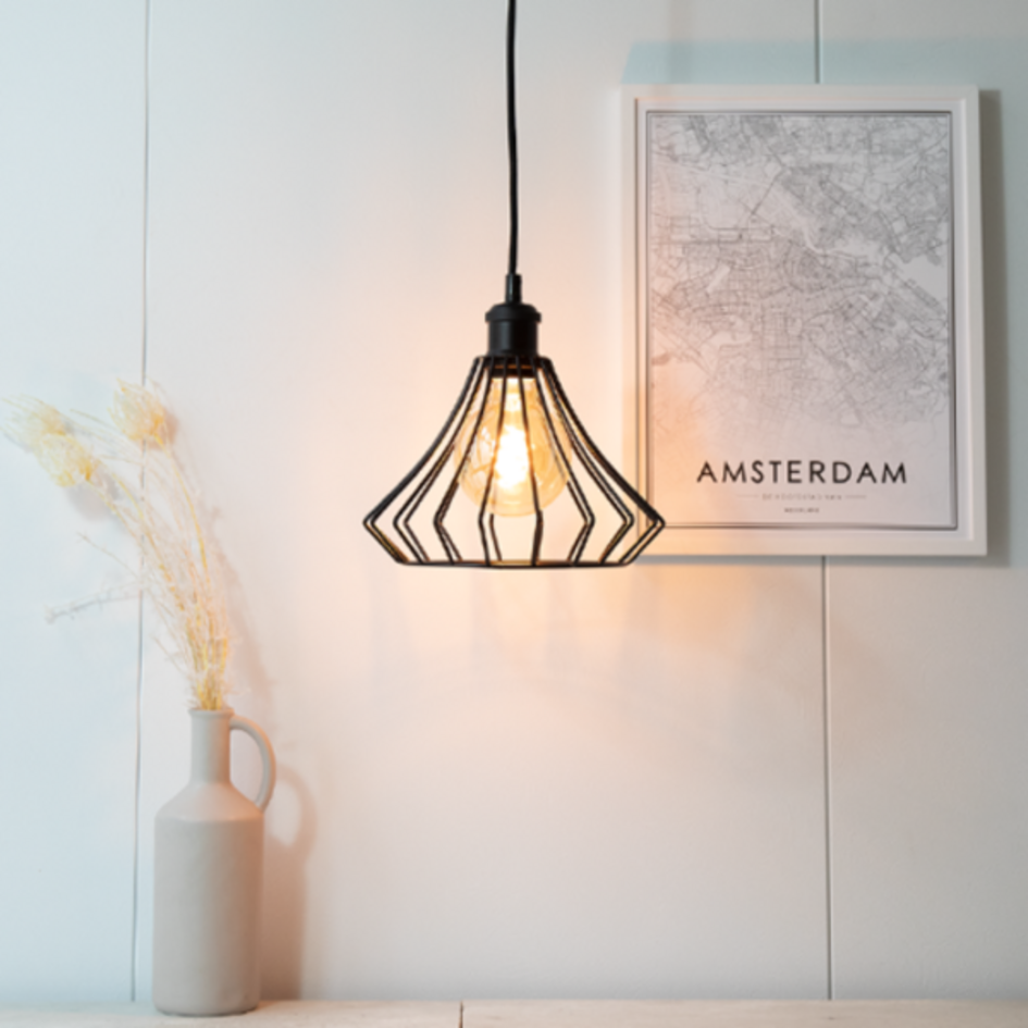 Industriell pendellampa Kiki med diamantformad mattsvart burram