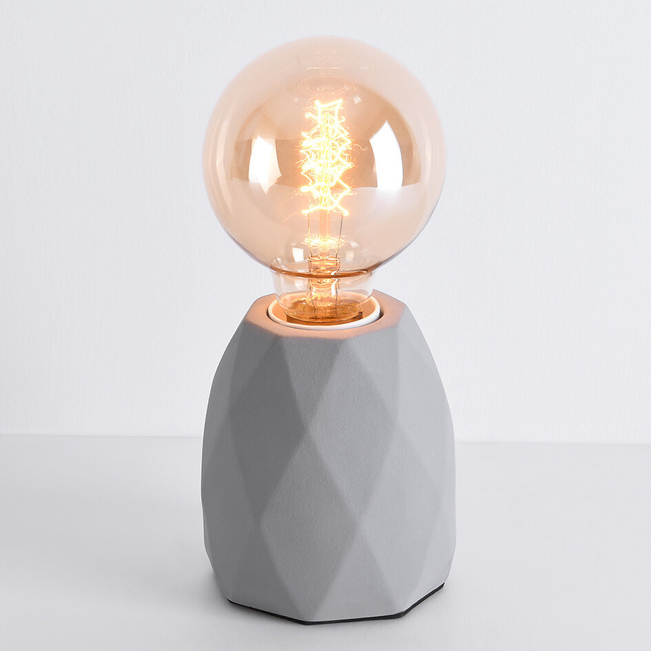 Modern bordslampa Stockholm i grått med betongfot