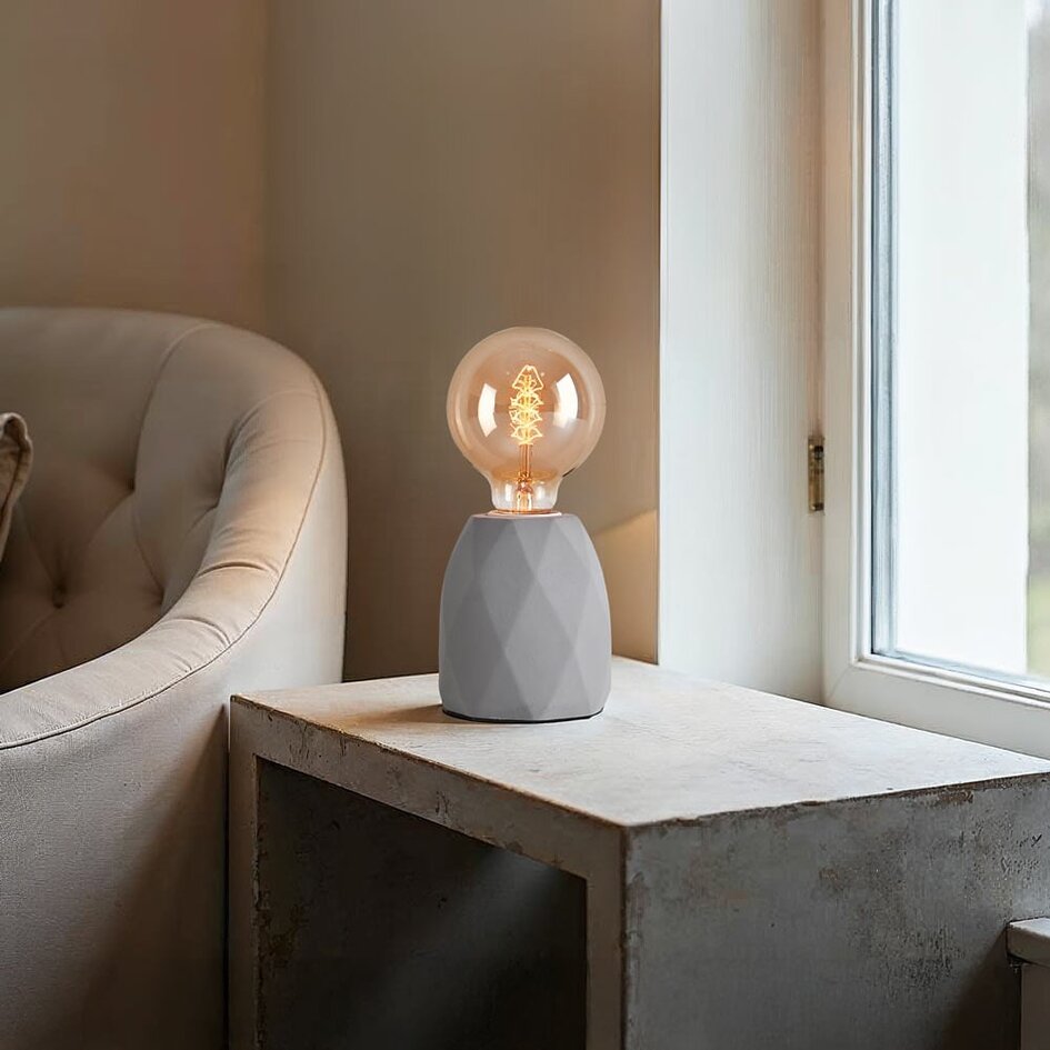 Modern bordslampa Stockholm i grått med betongfot