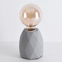 Modern bordslampa Stockholm i grått med betongfot