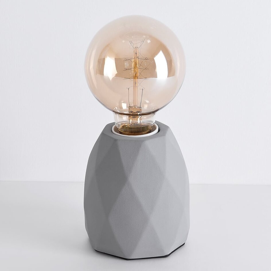 Modern bordslampa Stockholm i grått med betongfot