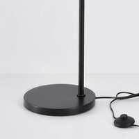 Industriell golvlampa Oslo i svart glänsande metall
