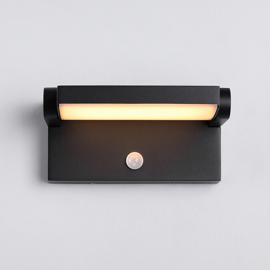 Justerbar utomhusvägglampa Berlin med sensor - svart
