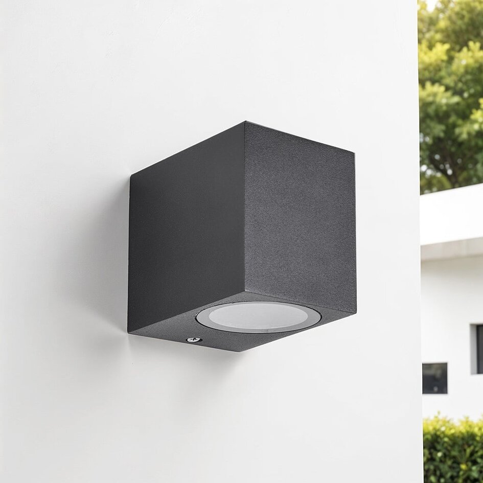 Modern utomhusvägglampa Wolfie - svart och kvadratisk