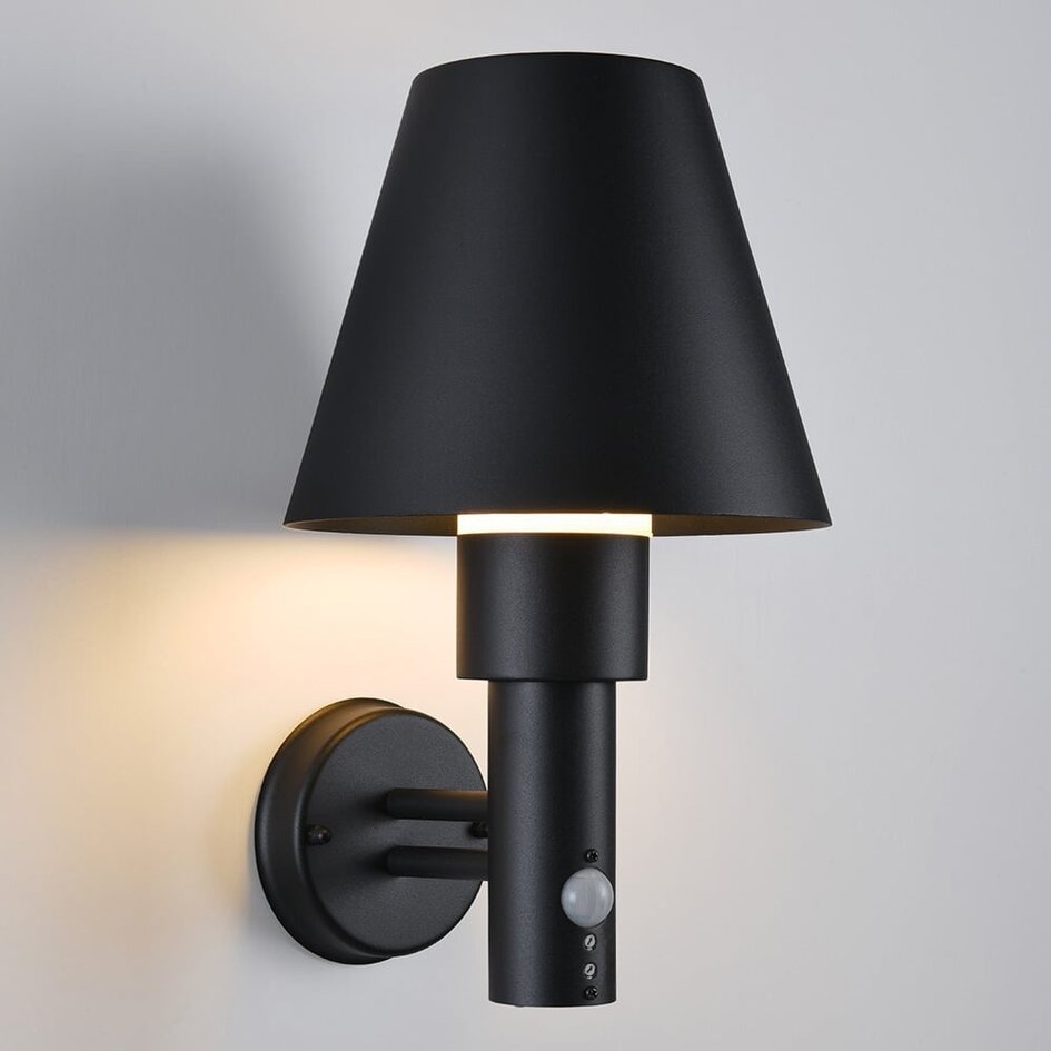 Utomhusvägglampa Marta med lampskärm och rörelsesensor