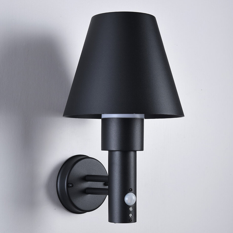 Utomhusvägglampa Marta med lampskärm och rörelsesensor