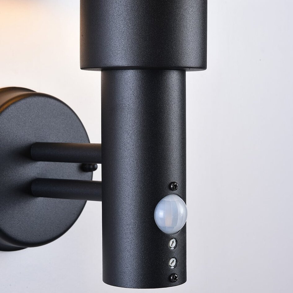 Utomhusvägglampa Marta med lampskärm och rörelsesensor