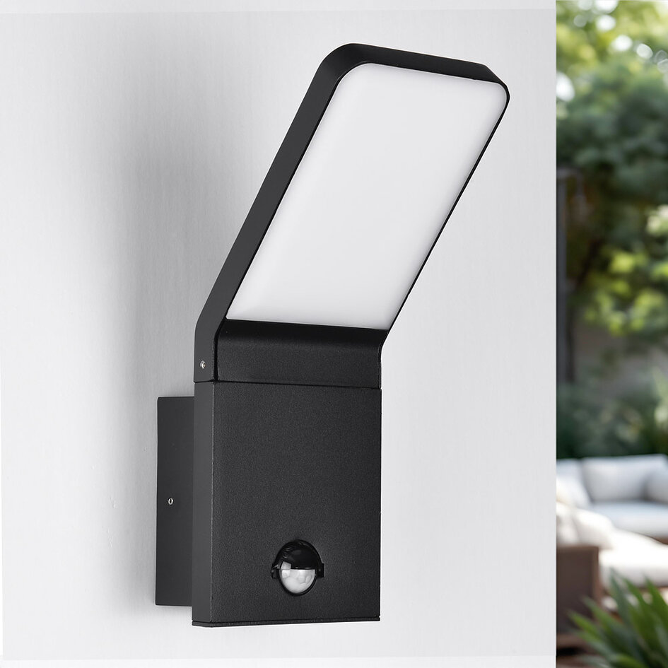 Svart vägglampa Franco med sensor