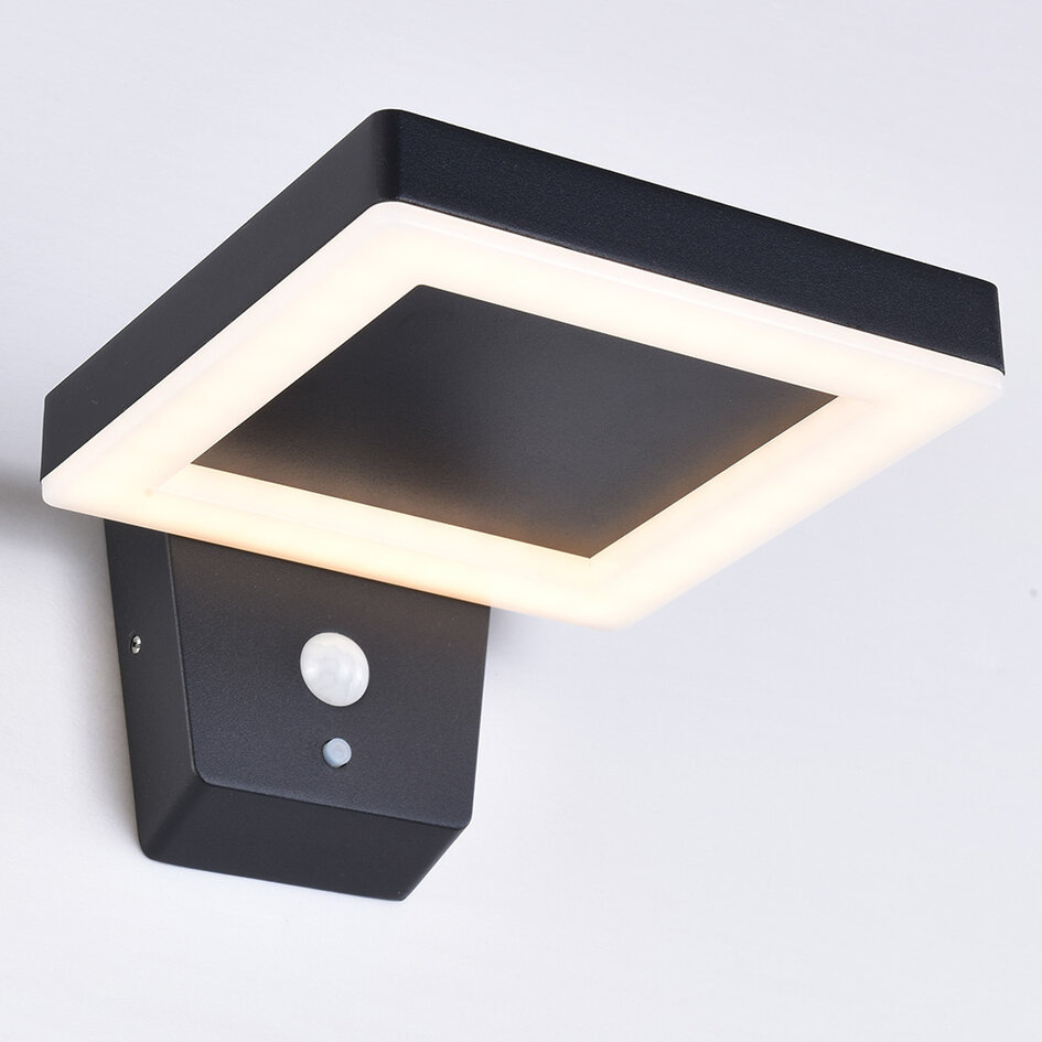 Modern solcellsdriven utomhusvägglampa med sensor Pablo - svart