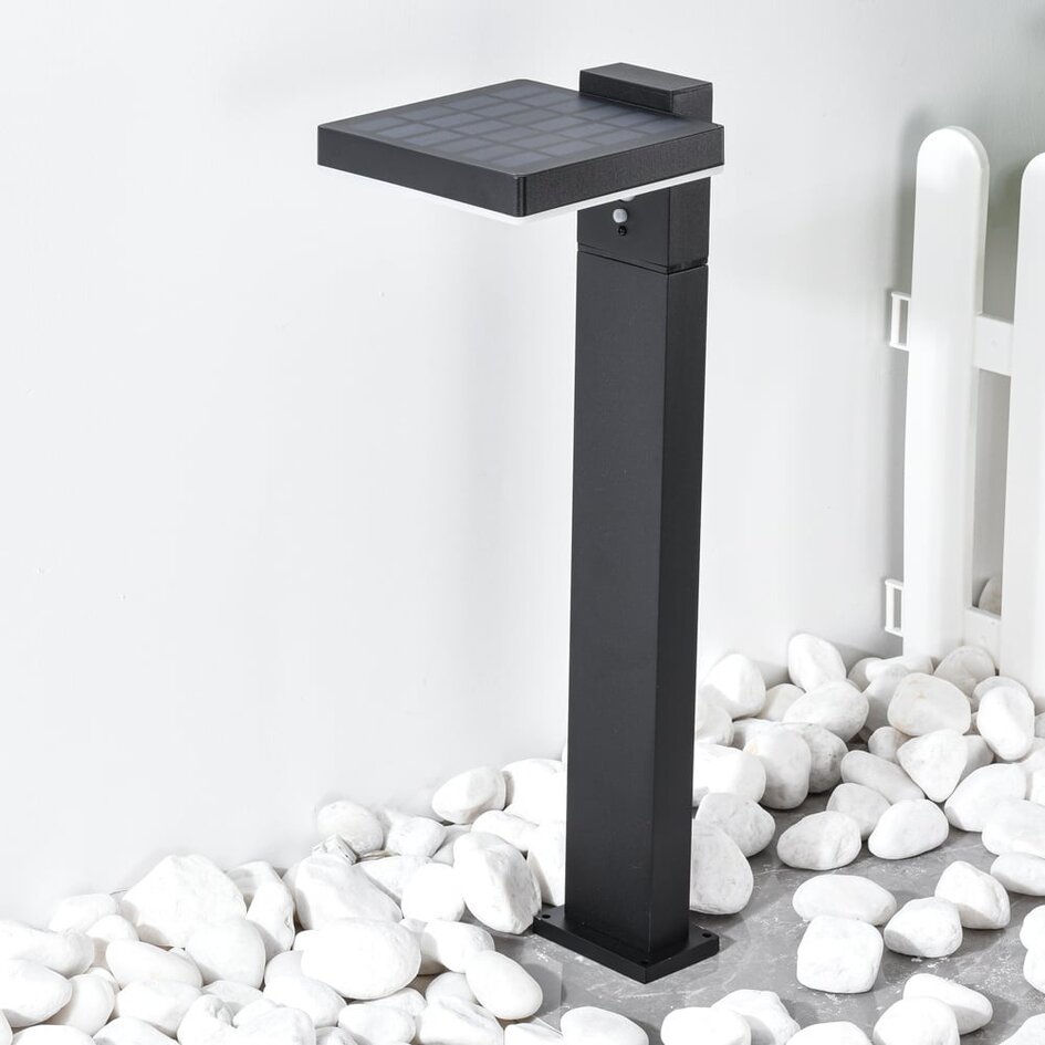 Svart stående solcellsdriven utomhuslampa med sensor Paulo, 50 cm