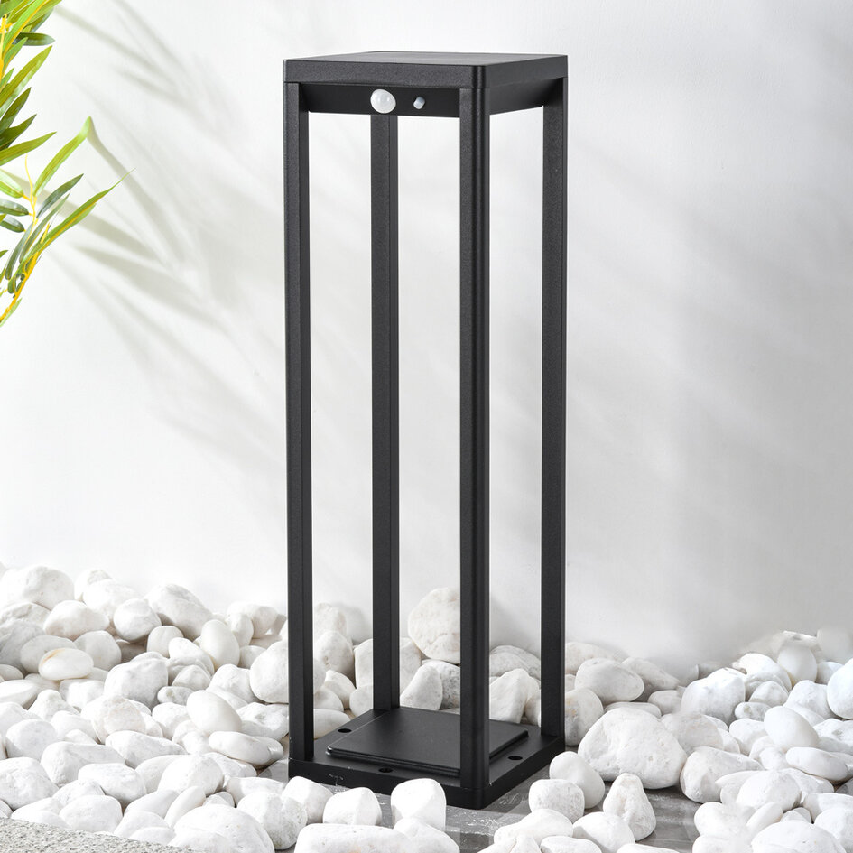 Svart stående utomhuslampa med solceller och sensor - Marcello