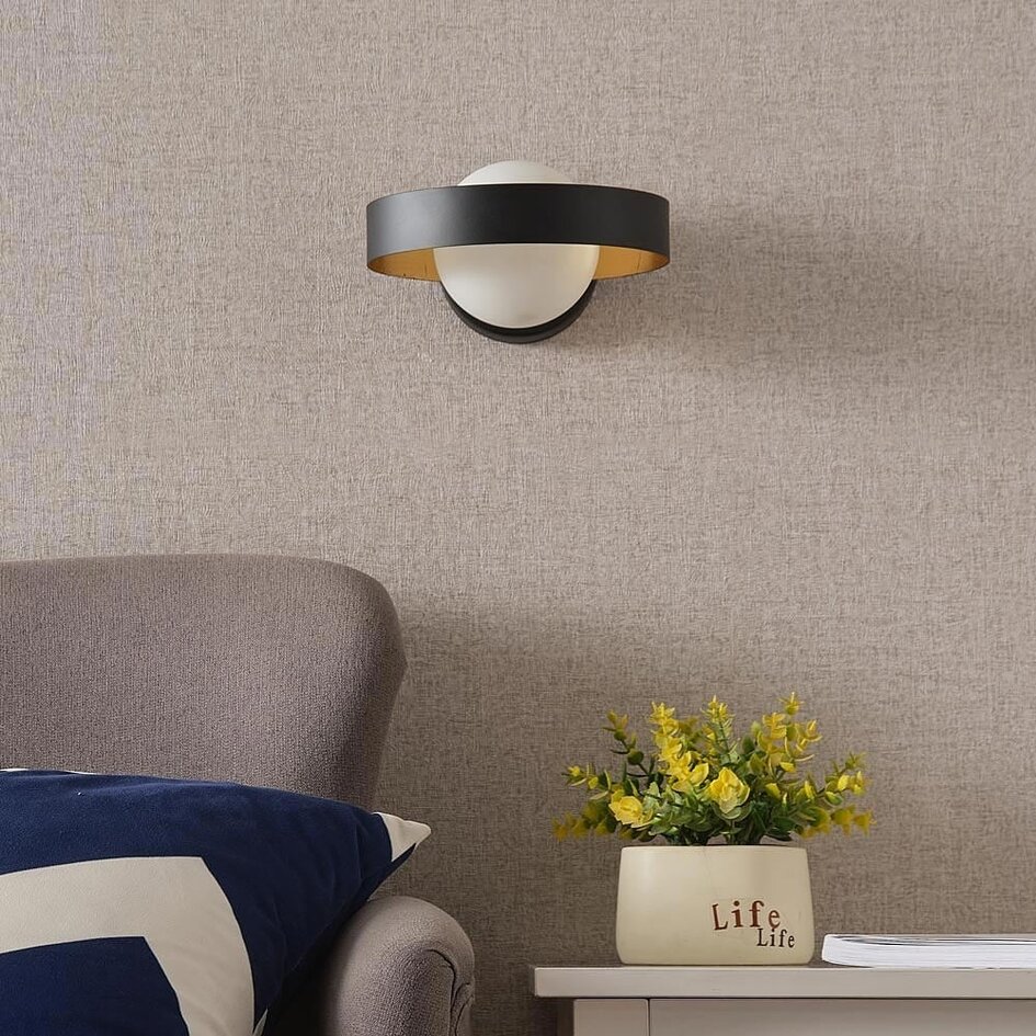 Vägglampa Carlos i svart med bladguld