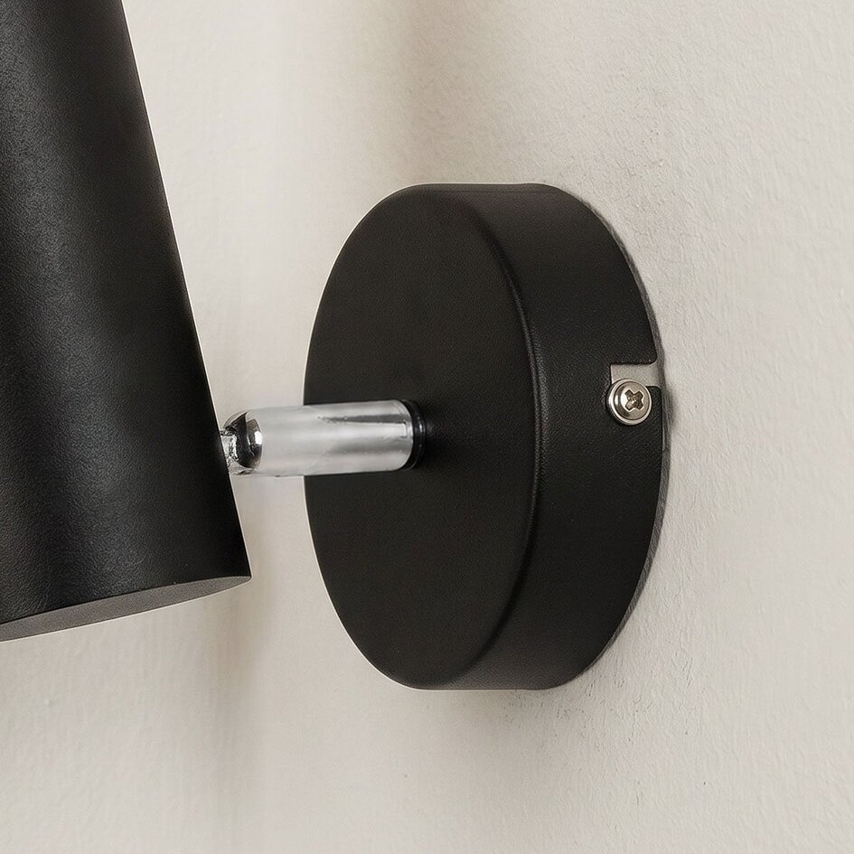 Vägglampa Memphis, mattsvart med guldfärgad insida