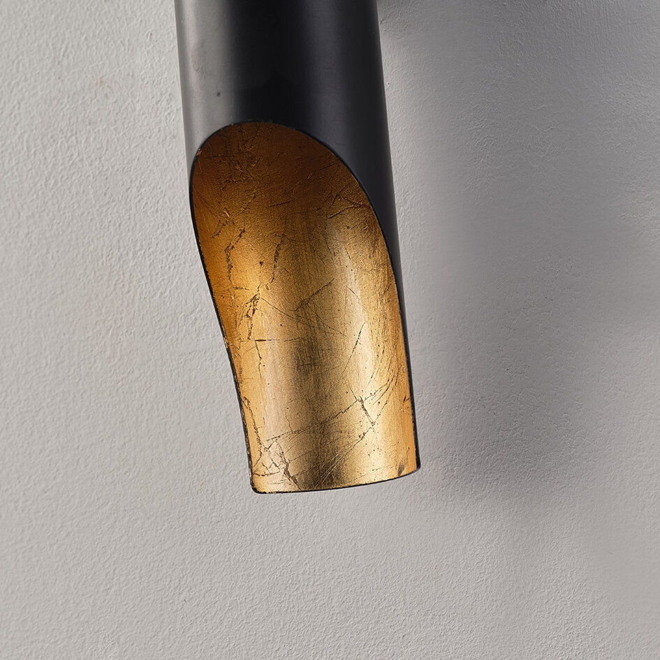 Vägglampa Madison, mattsvart med guldfärgad insida