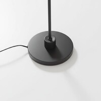 Modern golvlampa Warren, mattsvart med guld