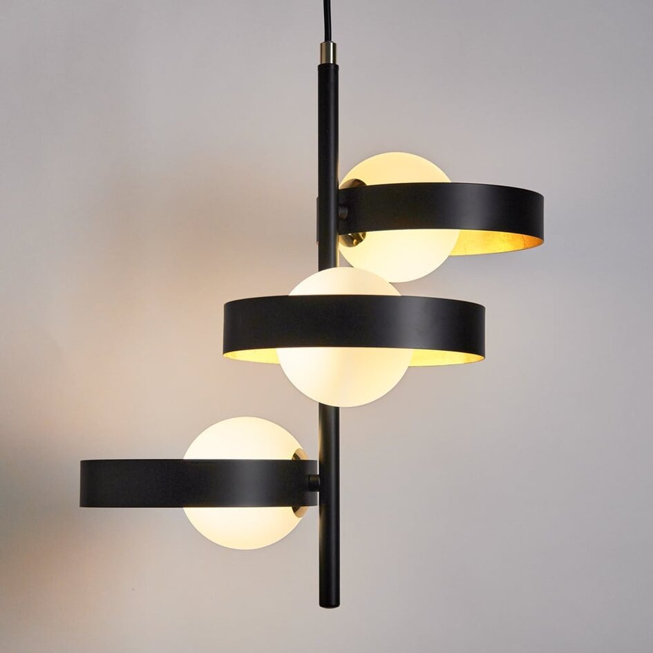 Modern pendellampa James med tre lampor, matt glas och guld