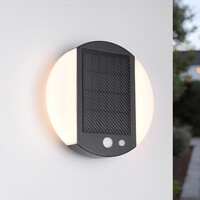 Modern solcellsdriven utomhusvägglampa med sensor i svart - Blitz