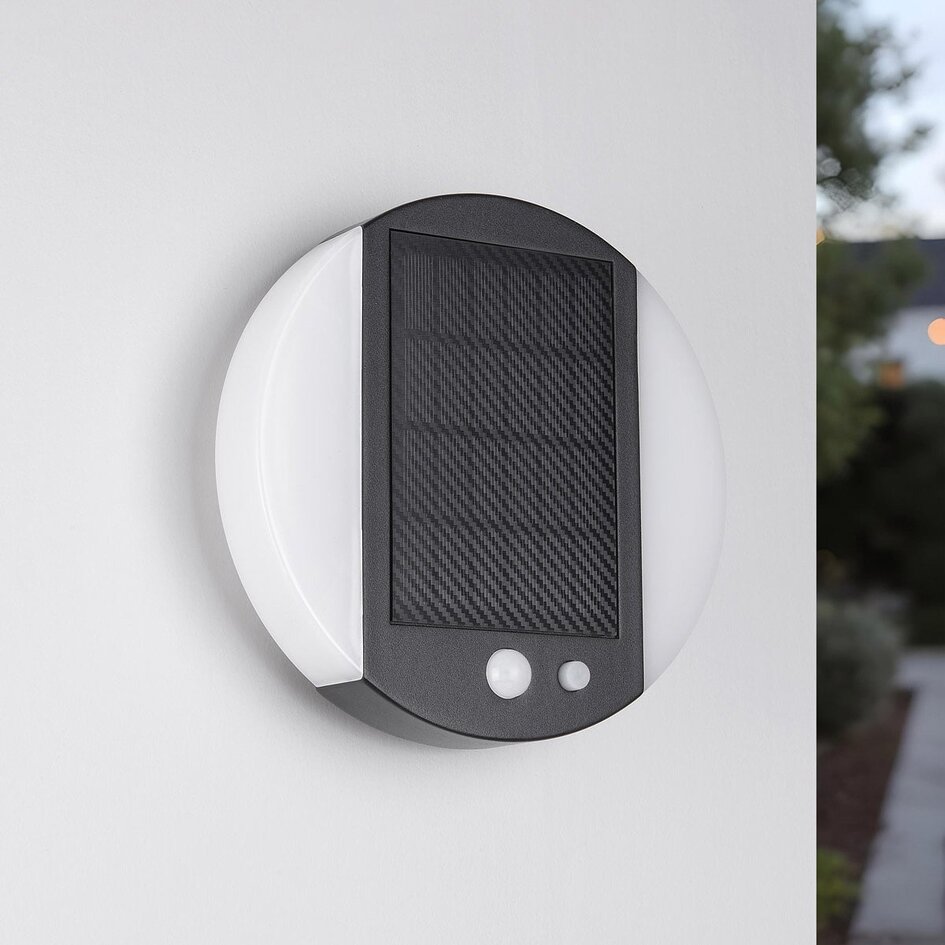 Modern solcellsdriven utomhusvägglampa med sensor i svart - Blitz