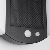 Modern solcellsdriven utomhusvägglampa med sensor i svart - Blitz