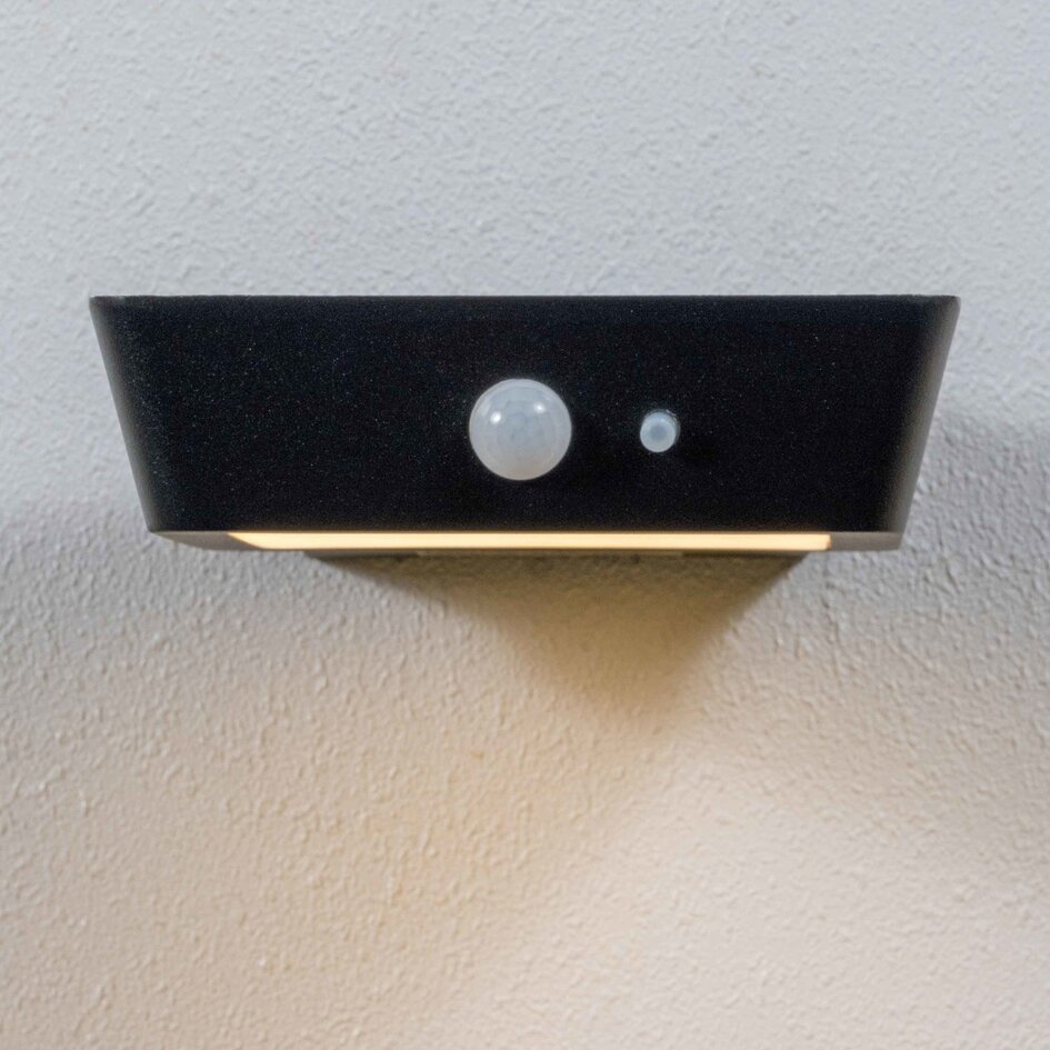 Modern solcellsdriven utomhusvägglampa med sensor i svart - Shiny