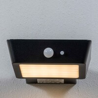 Modern solcellsdriven utomhusvägglampa med sensor i svart - Shiny