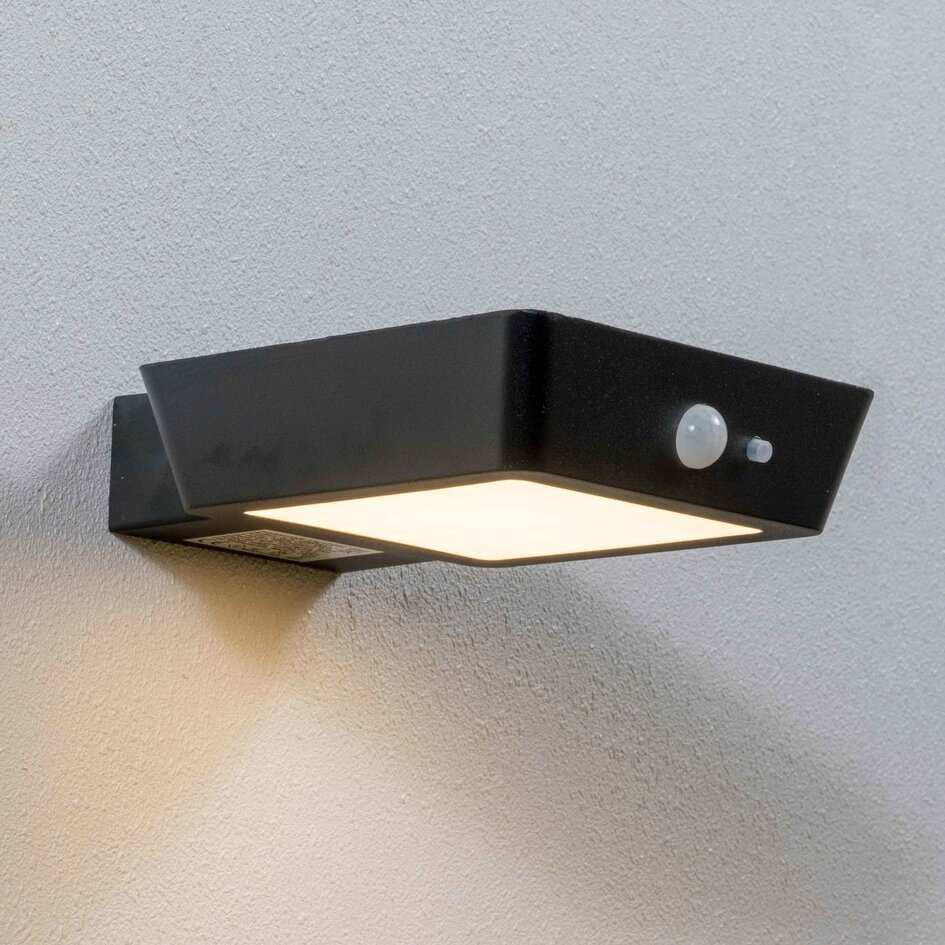 Modern solcellsdriven utomhusvägglampa med sensor i svart - Shiny