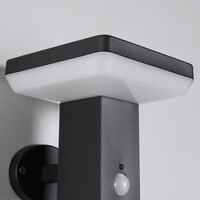 Modern solcellsvägglampa för utomhusbruk i svart med sensor - Aila