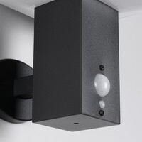 Modern solcellsvägglampa för utomhusbruk i svart med sensor - Aila