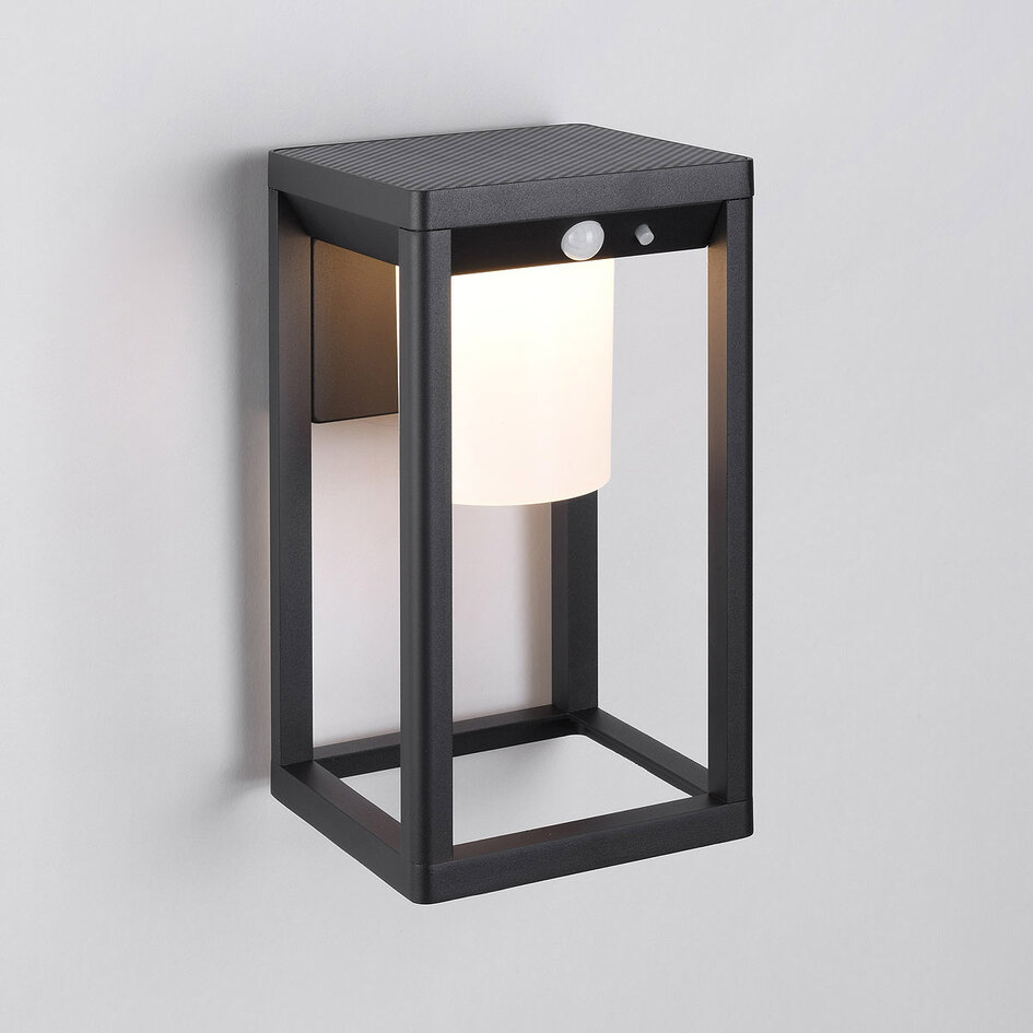 Solcellsvägglampa för utomhusbruk med sensor i svart - Lucian