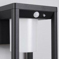 Solcellsvägglampa för utomhusbruk med sensor i svart - Lucian
