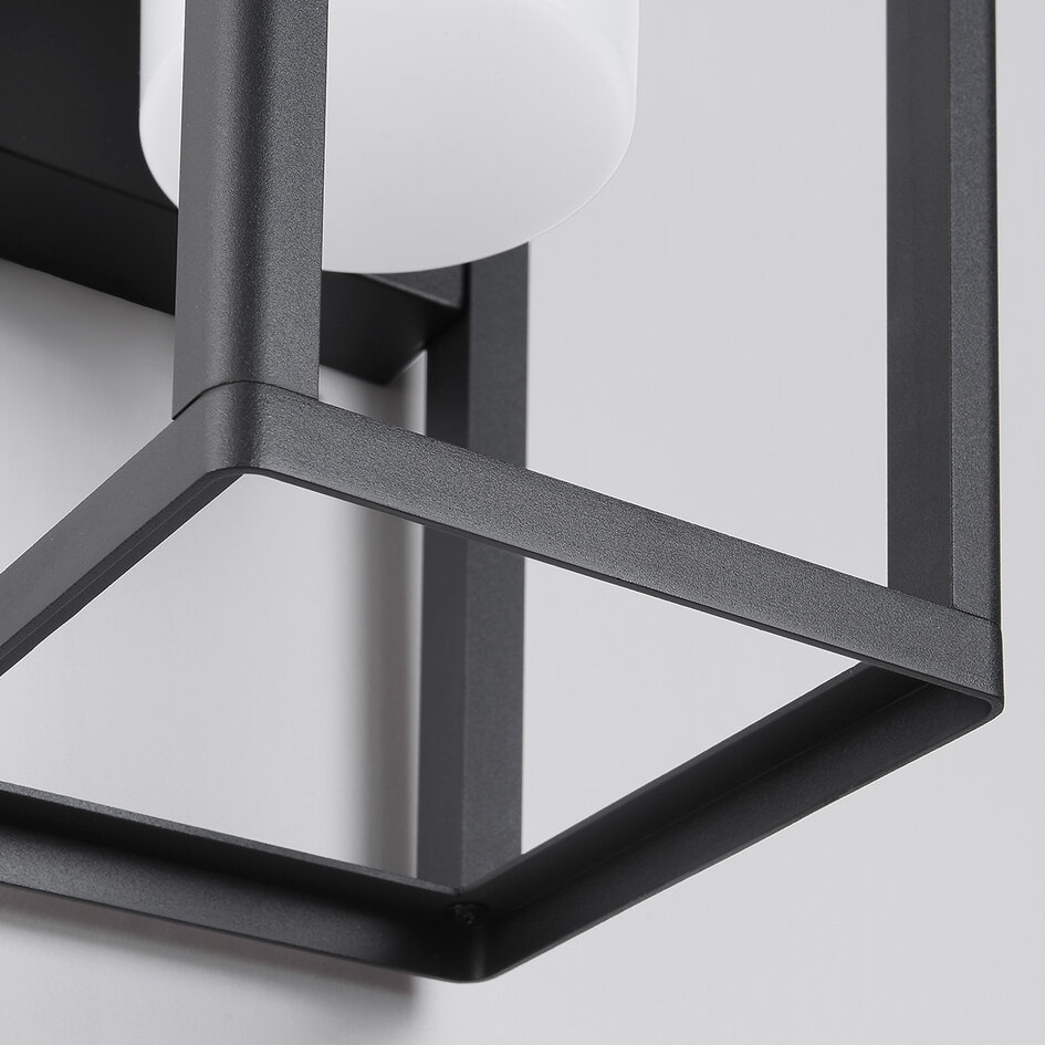 Solcellsvägglampa för utomhusbruk med sensor i svart - Lucian