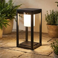 Solcellsdriven stående utomhuslampa Kiran med sensor - svart med integrerad LED